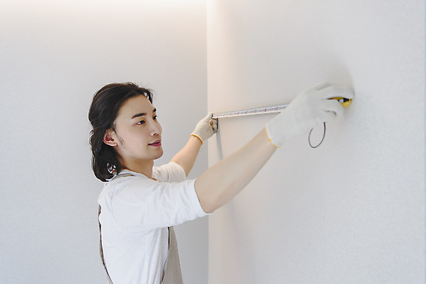 포토 JPG 남자 맨라이프 실내 줄자 한명 미소 들기 상반신 성인 취미 옆모습 30대 앞치마 한국인 치수재기 DIY 싱글라이프 성인남자한명만 셀프인테리어 홈퍼니싱 자급자족라이프 국내포토 1 라이프스타일 뷰포인트 모션 표정 자 사람 동양인 내부 장년 인테리어 남자한명만 성인남자만 파일형식