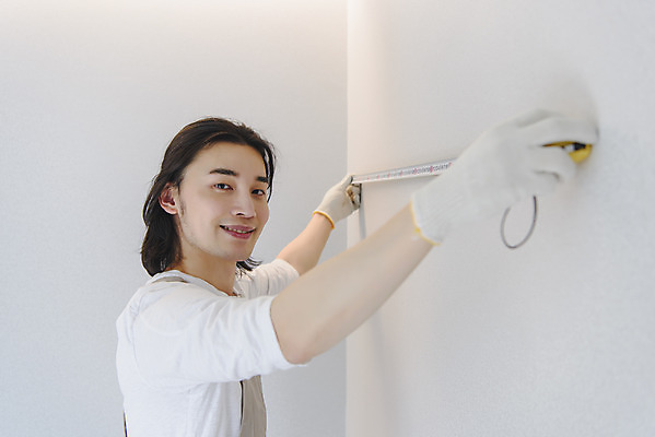 포토 JPG 응시 남자 맨라이프 실내 줄자 한명 미소 들기 상반신 성인 취미 옆모습 30대 앞치마 한국인 치수재기 DIY 싱글라이프 성인남자한명만 셀프인테리어 홈퍼니싱 자급자족라이프 국내포토 1 라이프스타일 시선 뷰포인트 모션 표정 자 사람 동양인 내부 장년 인테리어 남자한명만 성인남자만 파일형식