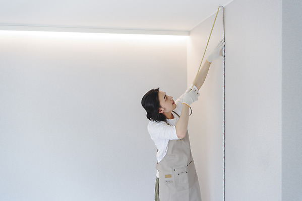 포토 JPG 남자 맨라이프 실내 줄자 한명 상반신 성인 취미 옆모습 30대 앞치마 한국인 올려보기 잡기 치수재기 DIY 싱글라이프 성인남자한명만 셀프인테리어 홈퍼니싱 자급자족라이프 국내포토 1 라이프스타일 뷰포인트 모션 자 사람 동양인 내부 장년 인테리어 남자한명만 성인남자만 파일형식