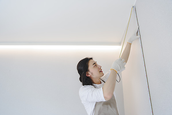 포토 JPG 남자 맨라이프 실내 줄자 한명 상반신 성인 취미 옆모습 30대 앞치마 한국인 올려보기 잡기 치수재기 DIY 싱글라이프 성인남자한명만 셀프인테리어 홈퍼니싱 자급자족라이프 국내포토 1 라이프스타일 뷰포인트 모션 자 사람 동양인 내부 장년 인테리어 남자한명만 성인남자만 파일형식