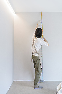 포토 JPG 전신 남자 맨라이프 실내 줄자 한명 서기 성인 취미 뒷모습 30대 앞치마 한국인 잡기 치수재기 DIY 싱글라이프 성인남자한명만 셀프인테리어 홈퍼니싱 자급자족라이프 국내포토 1 라이프스타일 뷰포인트 모션 자 사람 동양인 내부 장년 인테리어 남자한명만 성인남자만 파일형식