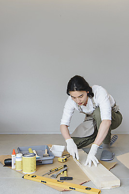 포토 JPG 전신 남자 맨라이프 실내 한명 성인 취미 앞모습 30대 앞치마 한국인 드라이버 무릎꿇기 페인트통 DIY 조립 싱글라이프 성인남자한명만 셀프인테리어 홈퍼니싱 자급자족라이프 국내포토 1 라이프스타일 뷰포인트 모션 통 사람 동양인 내부 장년 인테리어 페인트 공구 남자한명만 성인남자만 파일형식