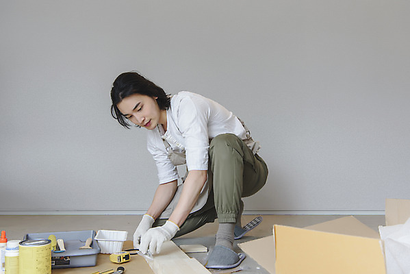 포토 JPG 전신 남자 맨라이프 실내 한명 들기 성인 취미 앞모습 30대 앞치마 한국인 드라이버 무릎꿇기 페인트통 DIY 조립 싱글라이프 성인남자한명만 셀프인테리어 홈퍼니싱 자급자족라이프 국내포토 1 라이프스타일 뷰포인트 모션 통 사람 동양인 내부 장년 인테리어 페인트 공구 남자한명만 성인남자만 파일형식