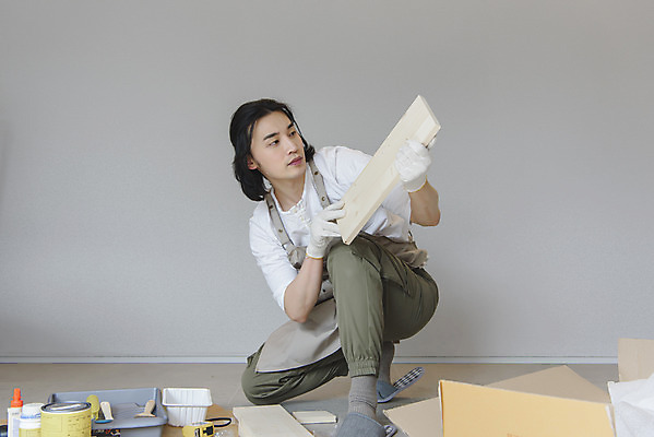 포토 JPG 전신 응시 남자 맨라이프 실내 한명 들기 성인 취미 앞모습 30대 앞치마 한국인 드라이버 무릎꿇기 DIY 조립 싱글라이프 성인남자한명만 셀프인테리어 홈퍼니싱 자급자족라이프 국내포토 1 라이프스타일 시선 뷰포인트 모션 사람 동양인 내부 장년 인테리어 공구 남자한명만 성인남자만 파일형식