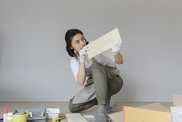 포토 JPG 전신 응시 남자 맨라이프 실내 한명 들기 성인 취미 앞모습 30대 앞치마 한국인 드라이버 무릎꿇기 DIY 조립 싱글라이프 성인남자한명만 셀프인테리어 홈퍼니싱 자급자족라이프 국내포토 1 라이프스타일 시선 뷰포인트 모션 사람 동양인 내부 장년 인테리어 공구 남자한명만 성인남자만 파일형식