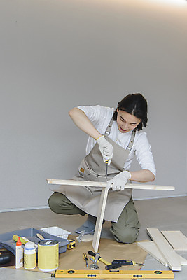 포토 JPG 전신 남자 맨라이프 실내 한명 성인 취미 앞모습 30대 앞치마 한국인 잡기 드라이버 무릎꿇기 DIY 조립 싱글라이프 성인남자한명만 셀프인테리어 홈퍼니싱 자급자족라이프 국내포토 1 라이프스타일 뷰포인트 모션 사람 동양인 내부 장년 인테리어 공구 남자한명만 성인남자만 파일형식