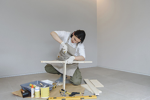 포토 JPG 전신 남자 맨라이프 실내 한명 성인 취미 앞모습 30대 앞치마 한국인 잡기 드라이버 무릎꿇기 DIY 조립 싱글라이프 성인남자한명만 셀프인테리어 홈퍼니싱 자급자족라이프 국내포토 1 라이프스타일 뷰포인트 모션 사람 동양인 내부 장년 인테리어 공구 남자한명만 성인남자만 파일형식