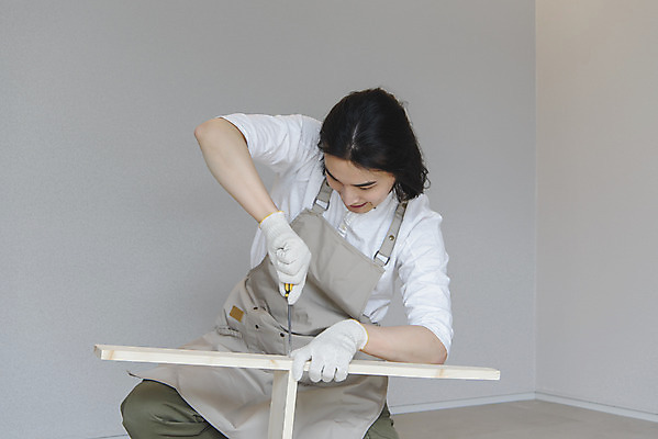 포토 JPG 남자 맨라이프 실내 한명 상반신 성인 취미 앞모습 30대 앞치마 한국인 나사 잡기 드라이버 DIY 조립 싱글라이프 성인남자한명만 셀프인테리어 홈퍼니싱 자급자족라이프 국내포토 1 라이프스타일 뷰포인트 모션 사람 동양인 내부 장년 인테리어 공구 남자한명만 성인남자만 파일형식