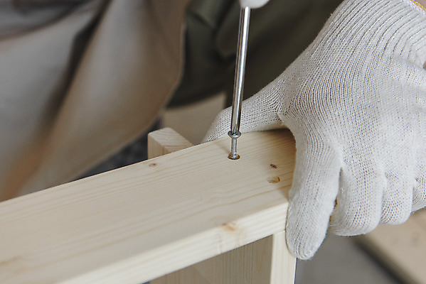 포토 JPG 손 맨라이프 실내 근접촬영 취미 신체부위 나사 잡기 드라이버 DIY 조립 셀프인테리어 홈퍼니싱 자급자족라이프 국내포토 라이프스타일 남자 뷰포인트 모션 사람 내부 인테리어 공구 파일형식