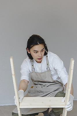 포토 JPG 남자 맨라이프 실내 한명 상반신 성인 취미 앞모습 30대 앞치마 한국인 나사 잡기 드라이버 DIY 조립 싱글라이프 성인남자한명만 셀프인테리어 홈퍼니싱 자급자족라이프 국내포토 1 라이프스타일 뷰포인트 모션 사람 동양인 내부 장년 인테리어 공구 남자한명만 성인남자만 파일형식