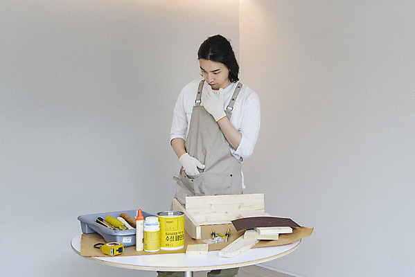 포토 JPG 응시 남자 맨라이프 실내 한명 상반신 성인 취미 앞모습 30대 앞치마 한국인 고민 주머니손 작업도구 DIY 싱글라이프 성인남자한명만 셀프인테리어 홈퍼니싱 자급자족라이프 국내포토 1 라이프스타일 시선 감정 뷰포인트 모션 사람 동양인 내부 장년 인테리어 도구 남자한명만 성인남자만 파일형식