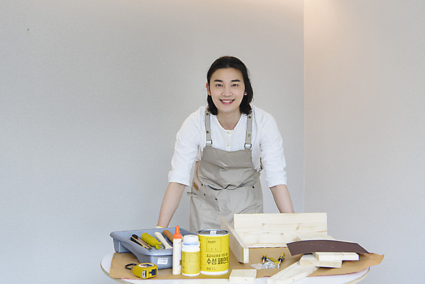 포토 JPG 응시 남자 맨라이프 실내 한명 미소 상반신 성인 취미 앞모습 30대 앞치마 한국인 작업도구 DIY 싱글라이프 성인남자한명만 셀프인테리어 홈퍼니싱 자급자족라이프 국내포토 1 라이프스타일 시선 뷰포인트 표정 사람 동양인 내부 장년 인테리어 도구 남자한명만 성인남자만 파일형식