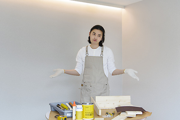 포토 JPG 남자 맨라이프 팔벌리기 실내 한명 상반신 성인 취미 앞모습 30대 앞치마 한국인 찡그림 작업도구 DIY 곤란 싱글라이프 성인남자한명만 셀프인테리어 홈퍼니싱 자급자족라이프 국내포토 1 라이프스타일 뷰포인트 모션 표정 사람 동양인 내부 장년 인테리어 도구 남자한명만 성인남자만 파일형식