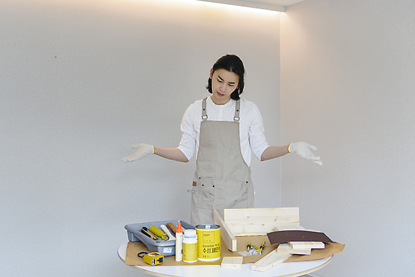 포토 JPG 응시 남자 맨라이프 팔벌리기 실내 한명 상반신 성인 취미 앞모습 30대 앞치마 한국인 찡그림 작업도구 DIY 곤란 싱글라이프 성인남자한명만 셀프인테리어 홈퍼니싱 자급자족라이프 국내포토 1 라이프스타일 시선 뷰포인트 모션 표정 사람 동양인 내부 장년 인테리어 도구 남자한명만 성인남자만 파일형식