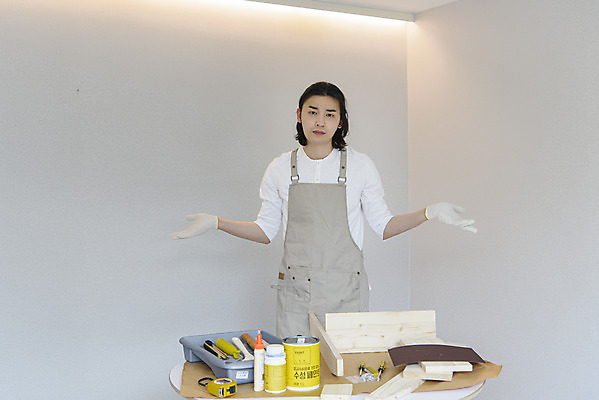 포토 JPG 응시 남자 맨라이프 팔벌리기 실내 한명 상반신 성인 취미 앞모습 30대 앞치마 한국인 찡그림 작업도구 DIY 싱글라이프 성인남자한명만 셀프인테리어 홈퍼니싱 자급자족라이프 국내포토 1 라이프스타일 시선 뷰포인트 모션 표정 사람 동양인 내부 장년 인테리어 도구 남자한명만 성인남자만 파일형식