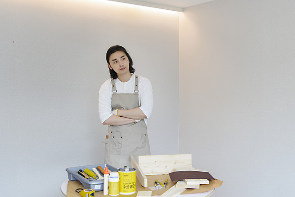 포토 JPG 응시 남자 맨라이프 실내 한명 상반신 성인 취미 앞모습 30대 팔짱 앞치마 한국인 고민 작업도구 DIY 싱글라이프 성인남자한명만 셀프인테리어 홈퍼니싱 자급자족라이프 국내포토 1 라이프스타일 시선 감정 뷰포인트 모션 사람 동양인 내부 장년 인테리어 도구 남자한명만 성인남자만 파일형식