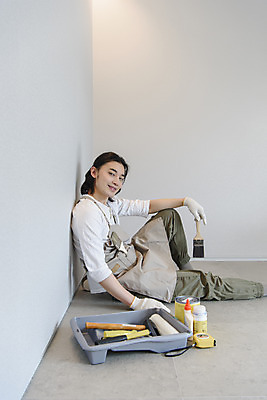 포토 JPG 전신 응시 남자 맨라이프 휴식 실내 한명 미소 들기 앉기 성인 취미 옆모습 30대 앞치마 한국인 페인트붓 작업도구 DIY 싱글라이프 성인남자한명만 셀프인테리어 홈퍼니싱 자급자족라이프 국내포토 1 라이프스타일 시선 뷰포인트 컨셉 모션 표정 사람 동양인 내부 장년 인테리어 도구 붓 남자한명만 성인남자만 파일형식