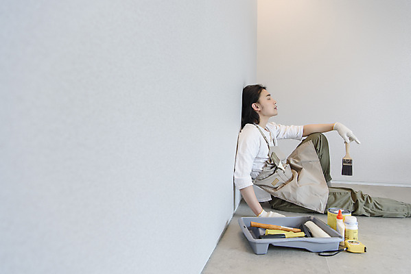 포토 JPG 전신 남자 맨라이프 휴식 실내 한명 들기 앉기 성인 취미 옆모습 30대 기댐 앞치마 한국인 페인트붓 작업도구 DIY 싱글라이프 성인남자한명만 셀프인테리어 홈퍼니싱 자급자족라이프 국내포토 1 라이프스타일 뷰포인트 컨셉 모션 사람 동양인 내부 장년 인테리어 도구 붓 남자한명만 성인남자만 파일형식