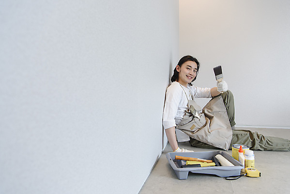 포토 JPG 전신 응시 남자 맨라이프 휴식 실내 한명 미소 들기 앉기 성인 취미 옆모습 30대 기댐 앞치마 한국인 페인트붓 작업도구 DIY 싱글라이프 성인남자한명만 셀프인테리어 홈퍼니싱 자급자족라이프 국내포토 1 라이프스타일 시선 뷰포인트 컨셉 모션 표정 사람 동양인 내부 장년 인테리어 도구 붓 남자한명만 성인남자만 파일형식