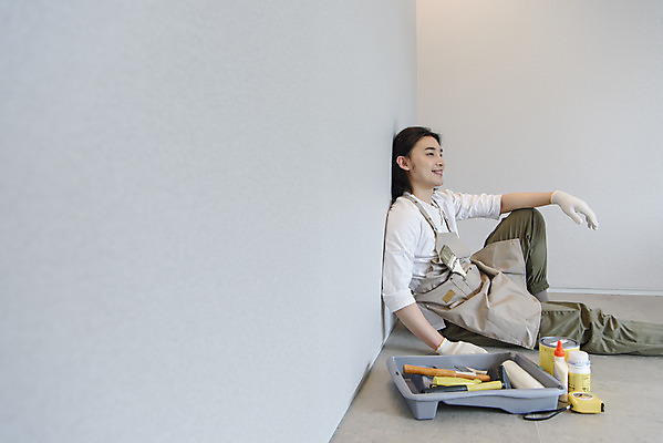 포토 JPG 전신 남자 맨라이프 휴식 실내 한명 미소 앉기 성인 취미 옆모습 30대 기댐 앞치마 한국인 작업도구 DIY 싱글라이프 성인남자한명만 셀프인테리어 홈퍼니싱 자급자족라이프 국내포토 1 라이프스타일 뷰포인트 컨셉 모션 표정 사람 동양인 내부 장년 인테리어 도구 남자한명만 성인남자만 파일형식