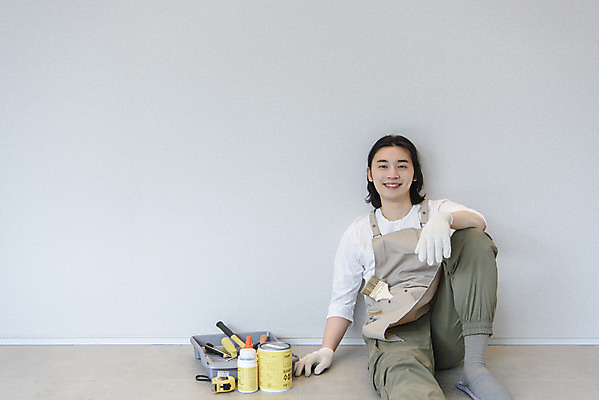 포토 JPG 전신 남자 맨라이프 휴식 실내 한명 미소 앉기 성인 취미 앞모습 30대 앞치마 한국인 페인트통 작업도구 DIY 싱글라이프 성인남자한명만 셀프인테리어 홈퍼니싱 자급자족라이프 국내포토 1 라이프스타일 뷰포인트 컨셉 모션 통 표정 사람 동양인 내부 장년 인테리어 페인트 도구 남자한명만 성인남자만 파일형식