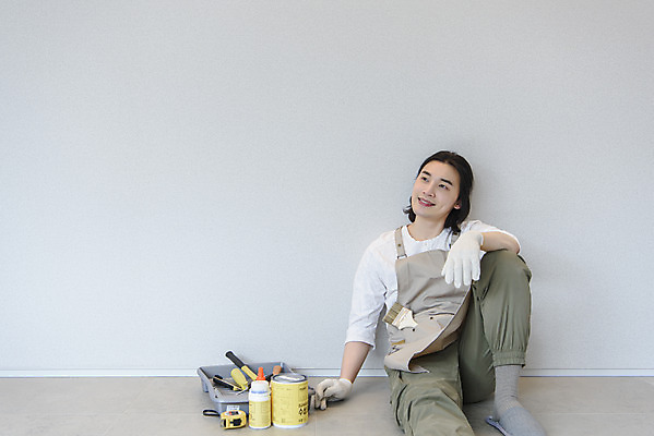 포토 JPG 전신 응시 남자 맨라이프 휴식 실내 한명 미소 앉기 성인 취미 앞모습 30대 앞치마 한국인 페인트통 작업도구 DIY 싱글라이프 성인남자한명만 셀프인테리어 홈퍼니싱 자급자족라이프 국내포토 1 라이프스타일 시선 뷰포인트 컨셉 모션 통 표정 사람 동양인 내부 장년 인테리어 페인트 도구 남자한명만 성인남자만 파일형식