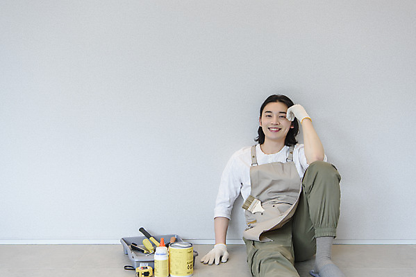 포토 JPG 전신 남자 맨라이프 휴식 실내 한명 미소 앉기 성인 취미 앞모습 30대 손들기 앞치마 한국인 페인트통 작업도구 DIY 싱글라이프 성인남자한명만 셀프인테리어 홈퍼니싱 자급자족라이프 국내포토 1 라이프스타일 뷰포인트 컨셉 모션 통 표정 사람 동양인 내부 장년 인테리어 페인트 도구 남자한명만 성인남자만 파일형식