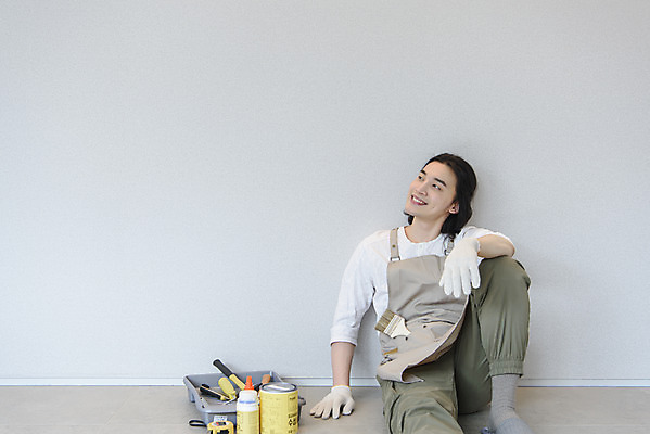 포토 JPG 전신 응시 남자 맨라이프 휴식 실내 한명 미소 앉기 성인 취미 앞모습 30대 앞치마 한국인 작업도구 DIY 싱글라이프 성인남자한명만 셀프인테리어 홈퍼니싱 자급자족라이프 국내포토 1 라이프스타일 시선 뷰포인트 컨셉 모션 표정 사람 동양인 내부 장년 인테리어 도구 남자한명만 성인남자만 파일형식