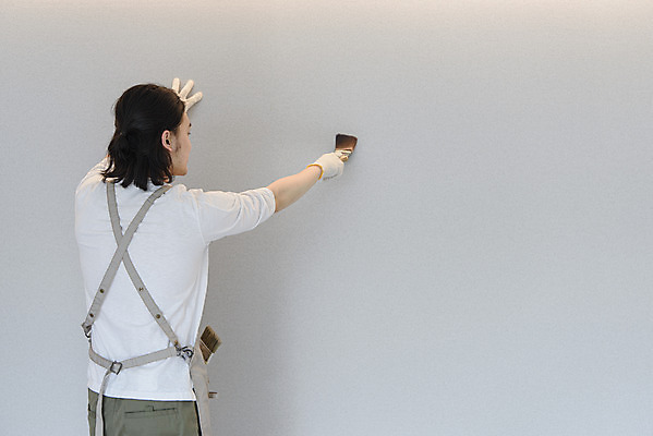 포토 JPG 남자 벽 맨라이프 실내 한명 들기 상반신 성인 취미 뒷모습 30대 앞치마 한국인 페인트칠 페인트붓 DIY 싱글라이프 성인남자한명만 셀프인테리어 홈퍼니싱 자급자족라이프 국내포토 1 라이프스타일 뷰포인트 모션 페인팅 사람 동양인 내부 장년 인테리어 붓 남자한명만 성인남자만 파일형식