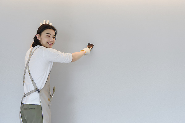 포토 JPG 남자 벽 맨라이프 실내 한명 미소 들기 상반신 성인 취미 뒷모습 30대 앞치마 한국인 페인트칠 페인트붓 DIY 싱글라이프 성인남자한명만 셀프인테리어 홈퍼니싱 자급자족라이프 국내포토 1 라이프스타일 뷰포인트 모션 페인팅 표정 사람 동양인 내부 장년 인테리어 붓 남자한명만 성인남자만 파일형식