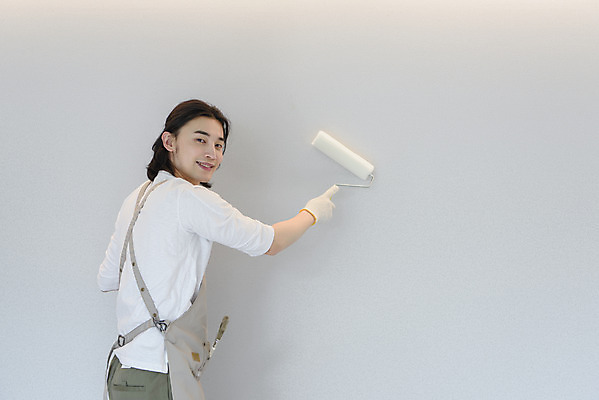 포토 JPG 응시 남자 벽 맨라이프 실내 한명 미소 들기 상반신 성인 취미 뒷모습 30대 앞치마 한국인 페인트칠 페인트롤러 DIY 싱글라이프 성인남자한명만 셀프인테리어 홈퍼니싱 자급자족라이프 국내포토 1 라이프스타일 시선 뷰포인트 모션 페인팅 표정 사람 동양인 내부 장년 인테리어 남자한명만 성인남자만 파일형식