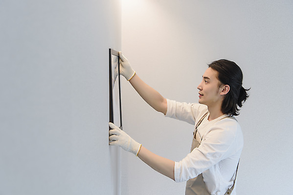 포토 JPG 남자 맨라이프 액자 실내 한명 들기 상반신 성인 취미 옆모습 30대 앞치마 한국인 DIY 싱글라이프 성인남자한명만 걸기 셀프인테리어 홈퍼니싱 자급자족라이프 국내포토 1 라이프스타일 뷰포인트 모션 사람 동양인 내부 장년 인테리어 남자한명만 성인남자만 파일형식