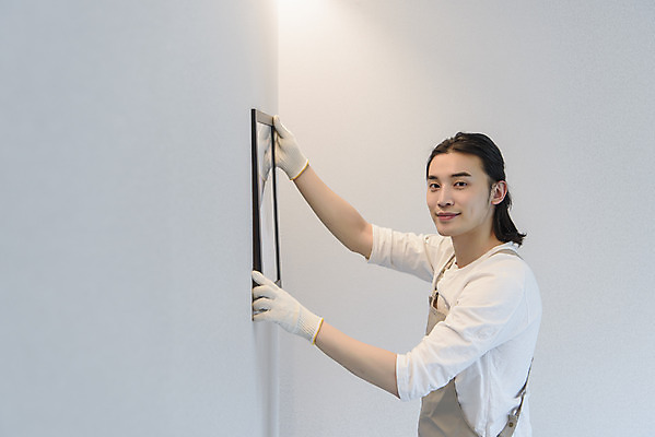 포토 JPG 응시 남자 맨라이프 액자 실내 한명 미소 들기 상반신 성인 취미 옆모습 30대 앞치마 한국인 DIY 싱글라이프 성인남자한명만 걸기 셀프인테리어 홈퍼니싱 자급자족라이프 국내포토 1 라이프스타일 시선 뷰포인트 모션 표정 사람 동양인 내부 장년 인테리어 남자한명만 성인남자만 파일형식