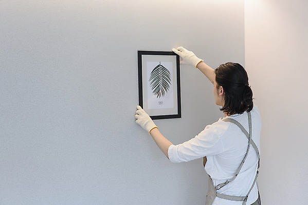 포토 JPG 남자 맨라이프 액자 실내 한명 들기 상반신 성인 취미 옆모습 30대 앞치마 한국인 DIY 싱글라이프 성인남자한명만 걸기 셀프인테리어 홈퍼니싱 자급자족라이프 국내포토 1 라이프스타일 뷰포인트 모션 사람 동양인 내부 장년 인테리어 남자한명만 성인남자만 파일형식