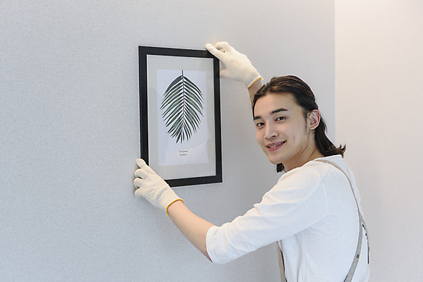 포토 JPG 응시 남자 맨라이프 액자 실내 한명 미소 들기 상반신 성인 취미 옆모습 30대 앞치마 한국인 DIY 싱글라이프 성인남자한명만 걸기 셀프인테리어 홈퍼니싱 자급자족라이프 국내포토 1 라이프스타일 시선 뷰포인트 모션 표정 사람 동양인 내부 장년 인테리어 남자한명만 성인남자만 파일형식