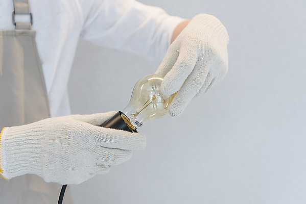 포토 JPG 손 남자 맨라이프 전구 실내 한명 들기 상반신 성인 취미 옆모습 30대 앞치마 한국인 DIY 조립 싱글라이프 성인남자한명만 셀프인테리어 홈퍼니싱 자급자족라이프 국내포토 1 라이프스타일 뷰포인트 모션 사람 동양인 내부 신체부위 장년 인테리어 남자한명만 성인남자만 파일형식