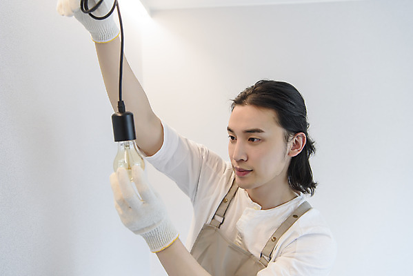 포토 JPG 남자 맨라이프 전구 실내 한명 들기 상반신 성인 취미 옆모습 30대 앞치마 한국인 DIY 조립 싱글라이프 성인남자한명만 셀프인테리어 홈퍼니싱 자급자족라이프 국내포토 1 라이프스타일 뷰포인트 모션 사람 동양인 내부 장년 인테리어 남자한명만 성인남자만 파일형식