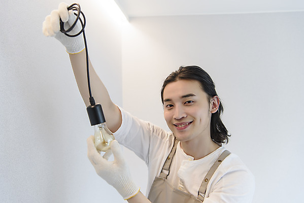 포토 JPG 응시 남자 맨라이프 전구 실내 한명 미소 들기 상반신 성인 취미 옆모습 30대 앞치마 한국인 DIY 조립 싱글라이프 성인남자한명만 셀프인테리어 홈퍼니싱 자급자족라이프 국내포토 1 라이프스타일 시선 뷰포인트 모션 표정 사람 동양인 내부 장년 인테리어 남자한명만 성인남자만 파일형식