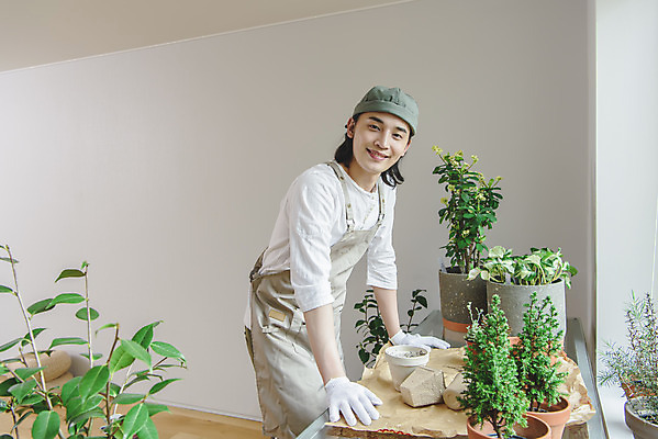 포토 JPG 응시 남자 화분 화초 맨라이프 실내 한명 미소 상반신 성인 취미 옆모습 30대 기댐 앞치마 한국인 싱글라이프 성인남자한명만 홈가드닝 반려식물 국내포토 식물 1 라이프스타일 시선 뷰포인트 모션 표정 사람 동양인 내부 장년 원예 남자한명만 성인남자만 파일형식