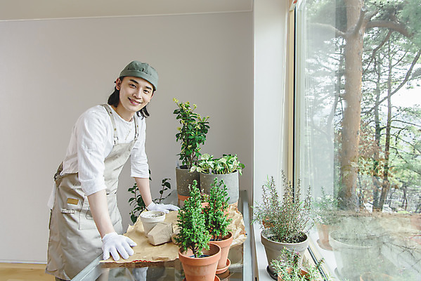 포토 JPG 응시 남자 화분 화초 맨라이프 창문 실내 한명 미소 상반신 성인 취미 옆모습 30대 기댐 앞치마 한국인 싱글라이프 성인남자한명만 홈가드닝 반려식물 국내포토 식물 1 라이프스타일 시선 뷰포인트 모션 표정 사람 동양인 내부 장년 원예 남자한명만 성인남자만 파일형식