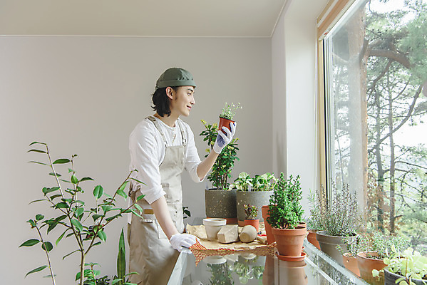 포토 JPG 남자 화분 화초 맨라이프 창문 실내 한명 미소 들기 상반신 성인 취미 옆모습 30대 앞치마 한국인 싱글라이프 성인남자한명만 홈가드닝 반려식물 국내포토 식물 1 라이프스타일 뷰포인트 모션 표정 사람 동양인 내부 장년 원예 남자한명만 성인남자만 파일형식