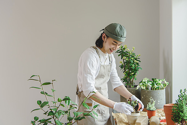 포토 JPG 응시 남자 화분 화초 맨라이프 실내 한명 미소 들기 상반신 성인 취미 옆모습 30대 앞치마 한국인 분갈이 싱글라이프 성인남자한명만 홈가드닝 반려식물 국내포토 식물 1 라이프스타일 시선 뷰포인트 모션 표정 사람 동양인 내부 장년 원예 남자한명만 성인남자만 파일형식