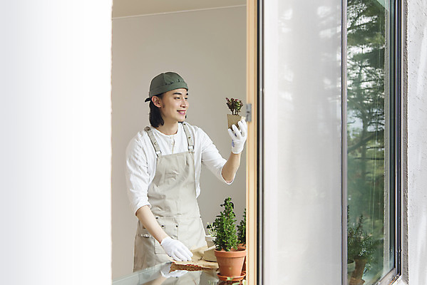 포토 JPG 응시 남자 화분 화초 맨라이프 실내 한명 미소 들기 상반신 성인 취미 옆모습 30대 앞치마 한국인 분갈이 싱글라이프 성인남자한명만 홈가드닝 반려식물 국내포토 식물 1 라이프스타일 시선 뷰포인트 모션 표정 사람 동양인 내부 장년 원예 남자한명만 성인남자만 파일형식