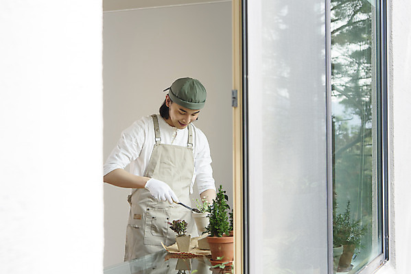 포토 JPG 응시 남자 화분 화초 맨라이프 실내 한명 미소 들기 상반신 성인 취미 옆모습 30대 앞치마 한국인 분갈이 싱글라이프 성인남자한명만 홈가드닝 반려식물 국내포토 식물 1 라이프스타일 시선 뷰포인트 모션 표정 사람 동양인 내부 장년 원예 남자한명만 성인남자만 파일형식