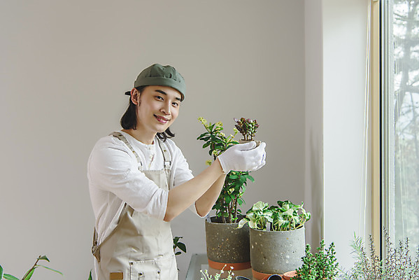 포토 JPG 응시 남자 화분 화초 맨라이프 실내 한명 미소 들기 상반신 성인 취미 옆모습 30대 앞치마 한국인 싱글라이프 성인남자한명만 홈가드닝 반려식물 국내포토 식물 1 라이프스타일 시선 뷰포인트 모션 표정 사람 동양인 내부 장년 원예 남자한명만 성인남자만 파일형식