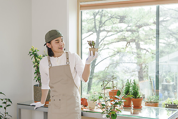 포토 JPG 응시 남자 화분 화초 맨라이프 창문 실내 한명 미소 들기 상반신 성인 취미 옆모습 30대 앞치마 한국인 싱글라이프 성인남자한명만 홈가드닝 반려식물 국내포토 식물 1 라이프스타일 시선 뷰포인트 모션 표정 사람 동양인 내부 장년 원예 남자한명만 성인남자만 파일형식
