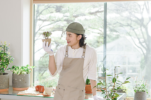 포토 JPG 응시 남자 화분 화초 맨라이프 창문 실내 한명 미소 들기 상반신 성인 취미 옆모습 30대 앞치마 한국인 싱글라이프 성인남자한명만 홈가드닝 반려식물 국내포토 식물 1 라이프스타일 시선 뷰포인트 모션 표정 사람 동양인 내부 장년 원예 남자한명만 성인남자만 파일형식