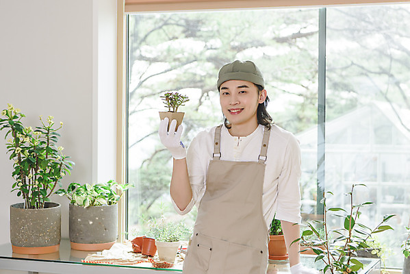 포토 JPG 남자 화분 화초 맨라이프 창문 실내 한명 미소 들기 상반신 성인 취미 옆모습 30대 앞치마 한국인 싱글라이프 성인남자한명만 홈가드닝 반려식물 국내포토 식물 1 라이프스타일 뷰포인트 모션 표정 사람 동양인 내부 장년 원예 남자한명만 성인남자만 파일형식