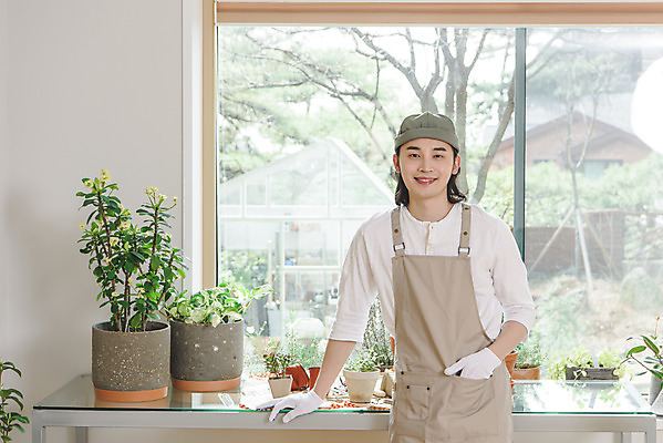 포토 JPG 남자 화분 화초 맨라이프 창문 실내 한명 미소 상반신 성인 취미 앞모습 30대 앞치마 한국인 주머니손 싱글라이프 성인남자한명만 홈가드닝 반려식물 국내포토 식물 1 라이프스타일 뷰포인트 모션 표정 사람 동양인 내부 장년 원예 남자한명만 성인남자만 파일형식