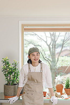 포토 JPG 응시 남자 화분 화초 맨라이프 창문 실내 한명 미소 들기 상반신 성인 취미 앞모습 30대 앞치마 한국인 걸터앉기 싱글라이프 성인남자한명만 홈가드닝 반려식물 국내포토 식물 1 라이프스타일 시선 뷰포인트 모션 표정 사람 앉기 동양인 내부 장년 원예 남자한명만 성인남자만 파일형식